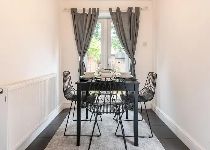 Lumley House - Delightful 2Br Terraced House Near Birmingham