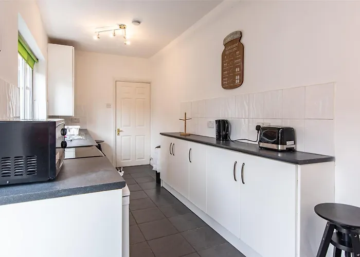 Lumley House - Delightful 2Br Terraced House Near Birmingham