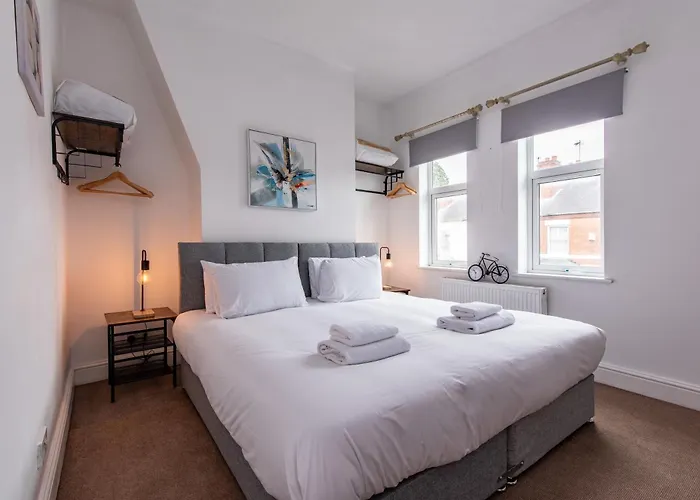 Lumley House - Delightful 2Br Terraced House Near Birmingham