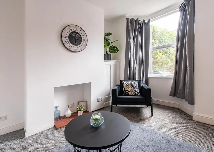 Lumley House - Delightful 2Br Terraced House Near Birmingham