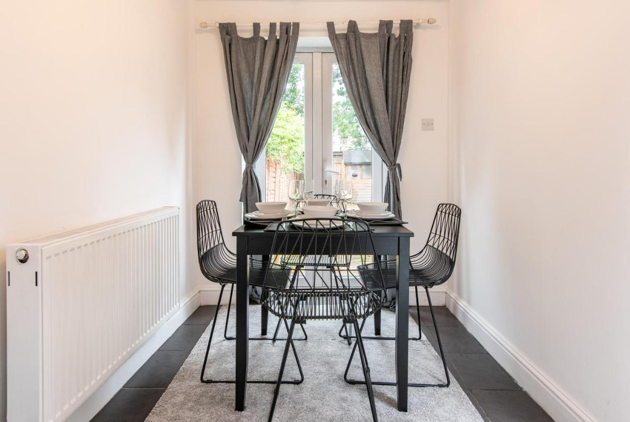 Lumley House - Delightful 2br Terraced House Near Birmingham Apartment Walsall