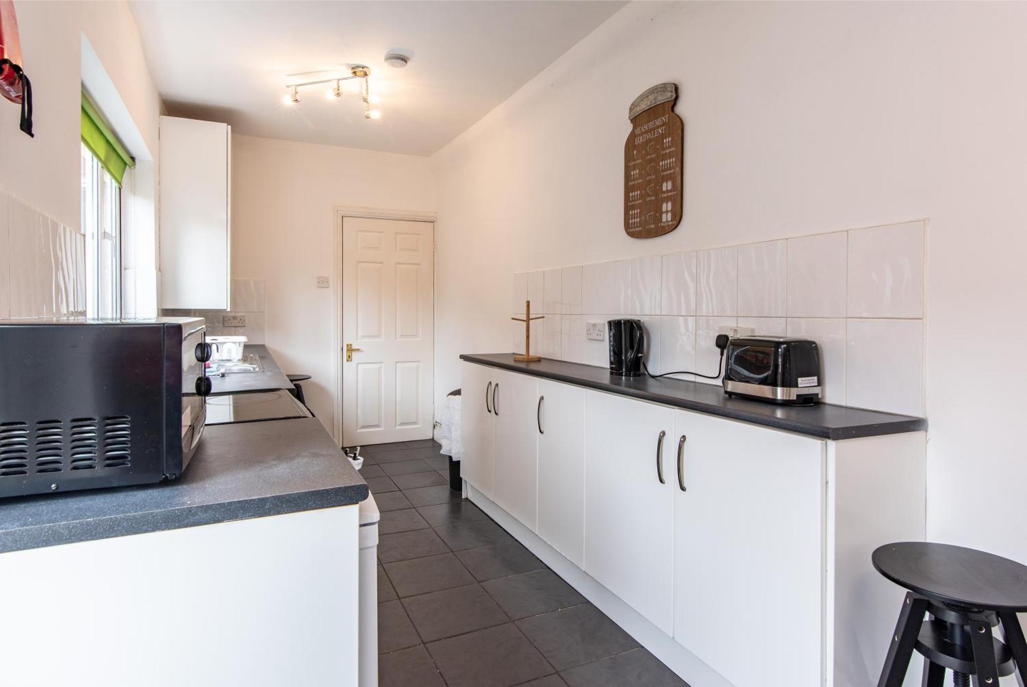 Lumley House - Delightful 2br Terraced House Near Birmingham Walsall