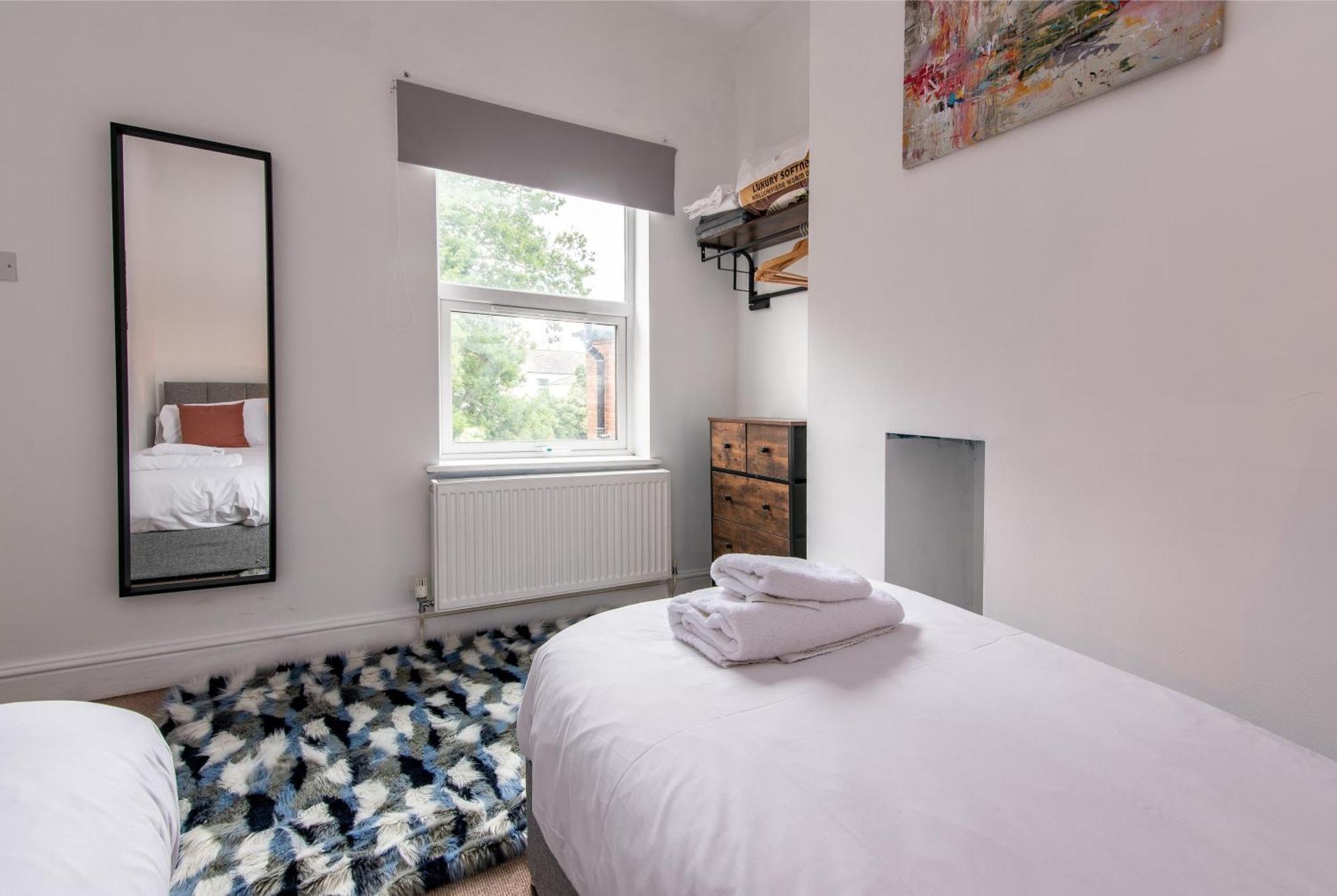 Lumley House - Delightful 2br Terraced House Near Birmingham Walsall