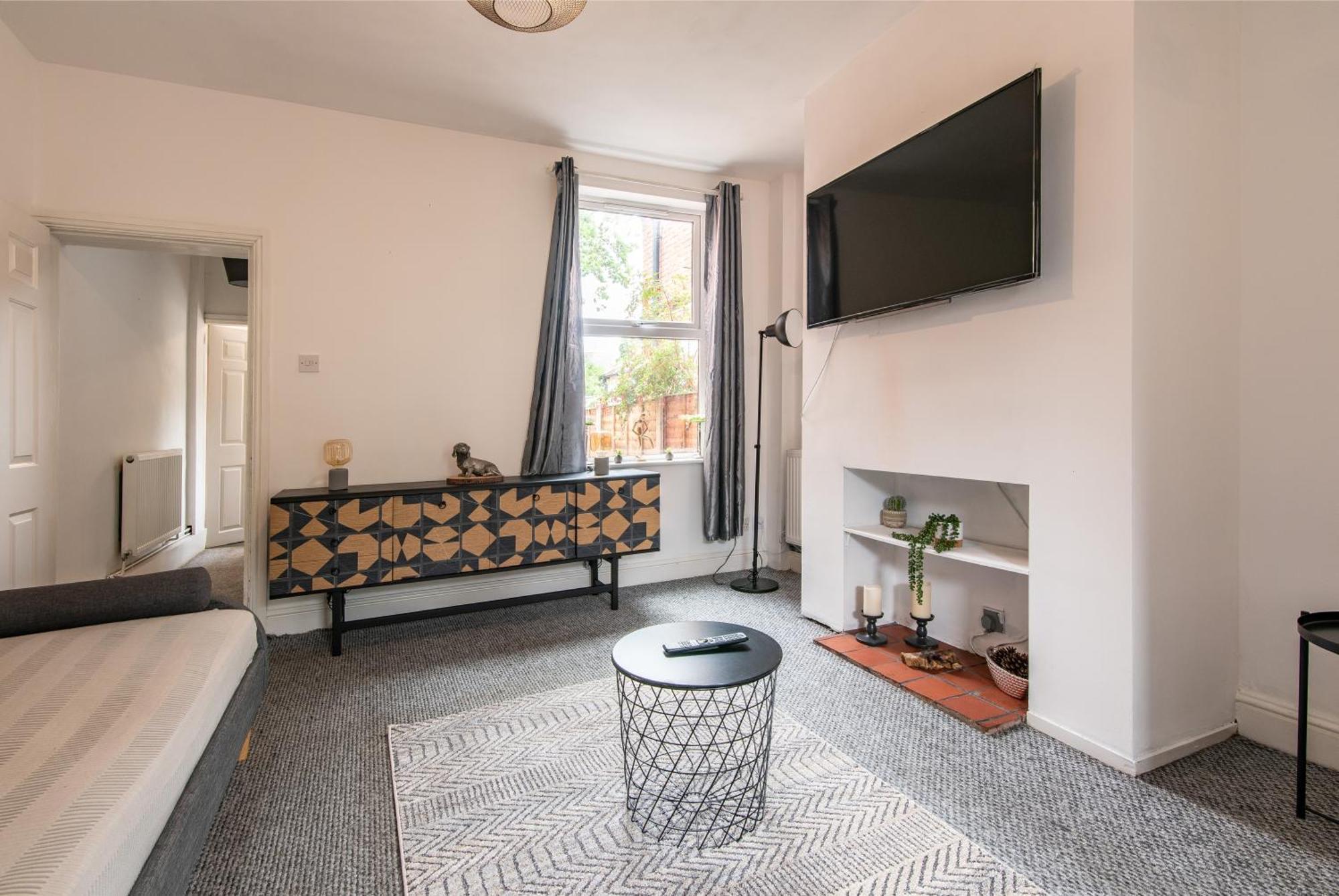 Lumley House - Delightful 2br Terraced House Near Birmingham
